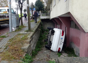 Otomobil bina boşluğuna düştü; sürücü yaralandı