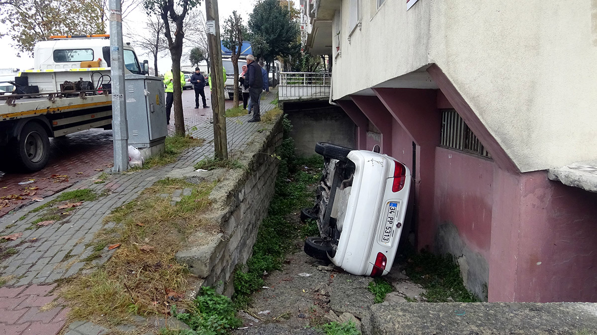 Otomobil bina boşluğuna düştü; sürücü yaralandı