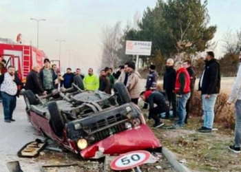 Otomobil direğe çarpıp takla attı: 1 ölü, 4 yaralı