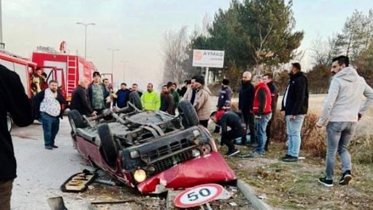 Otomobil direğe çarpıp takla attı: 1 ölü, 4 yaralı