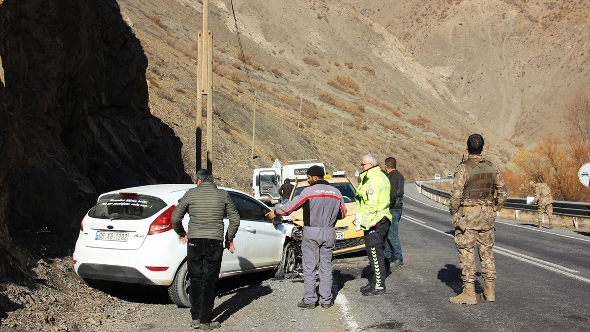 Otomobil ile taksi çarpıştı: 7 yaralı