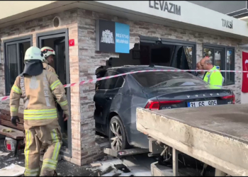 Otomobil taksi durağına daldı