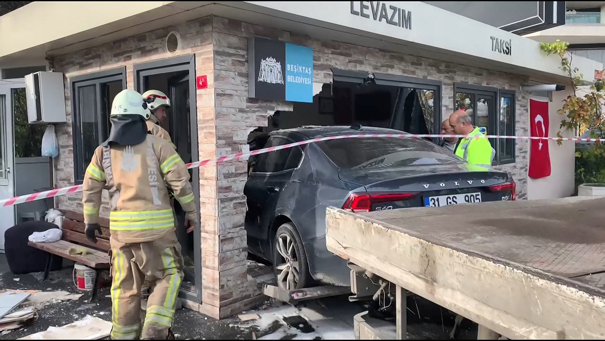 Otomobil taksi durağına daldı