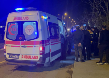 Otomobil yol kenarındaki boşluğa düştü