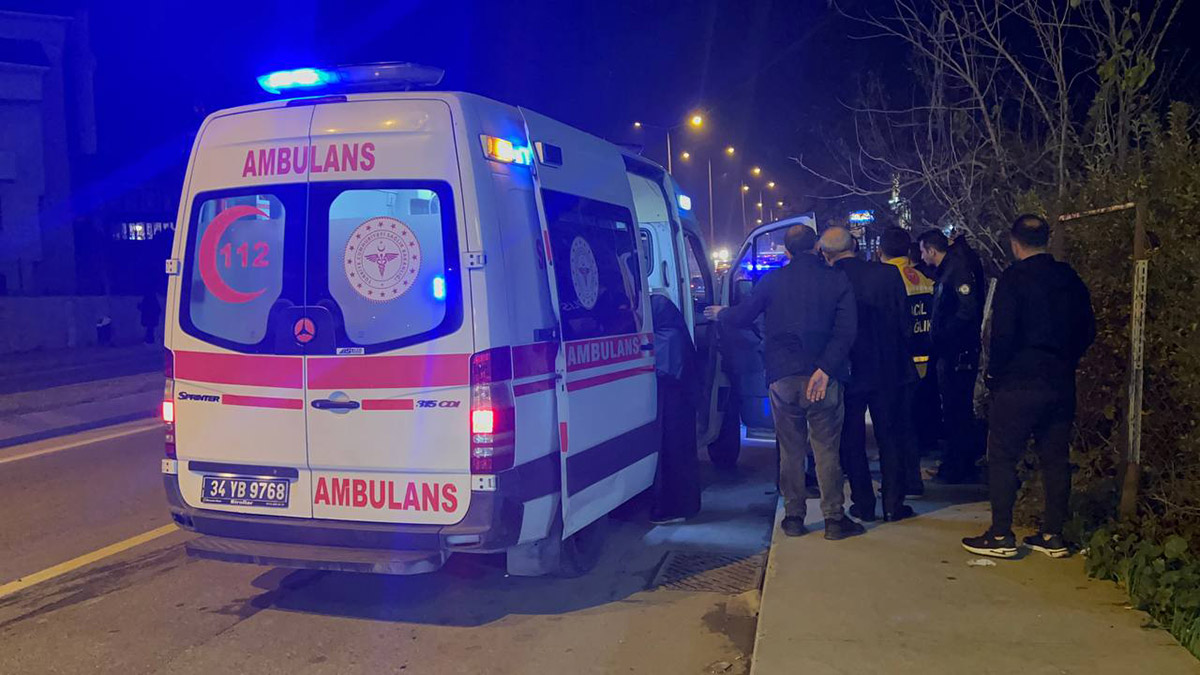 Otomobil yol kenarındaki boşluğa düştü