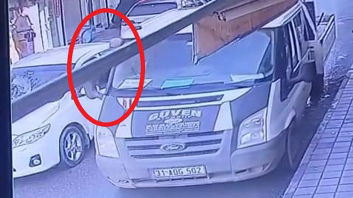 Otomobili ile kamyonet arasında sıkıştı