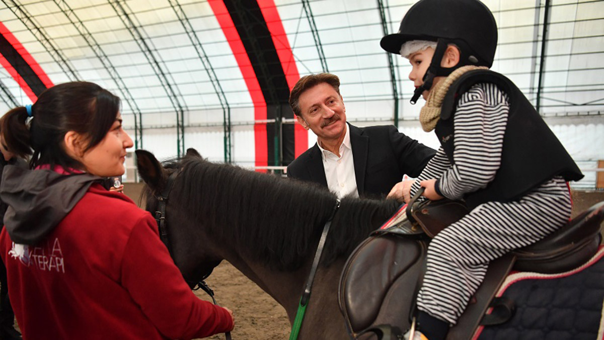 Özel çocuklara atla terapi eğitimi