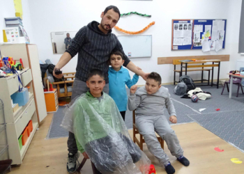 Özel gereksinimli öğrencilerini sınıfta tıraş ediyor