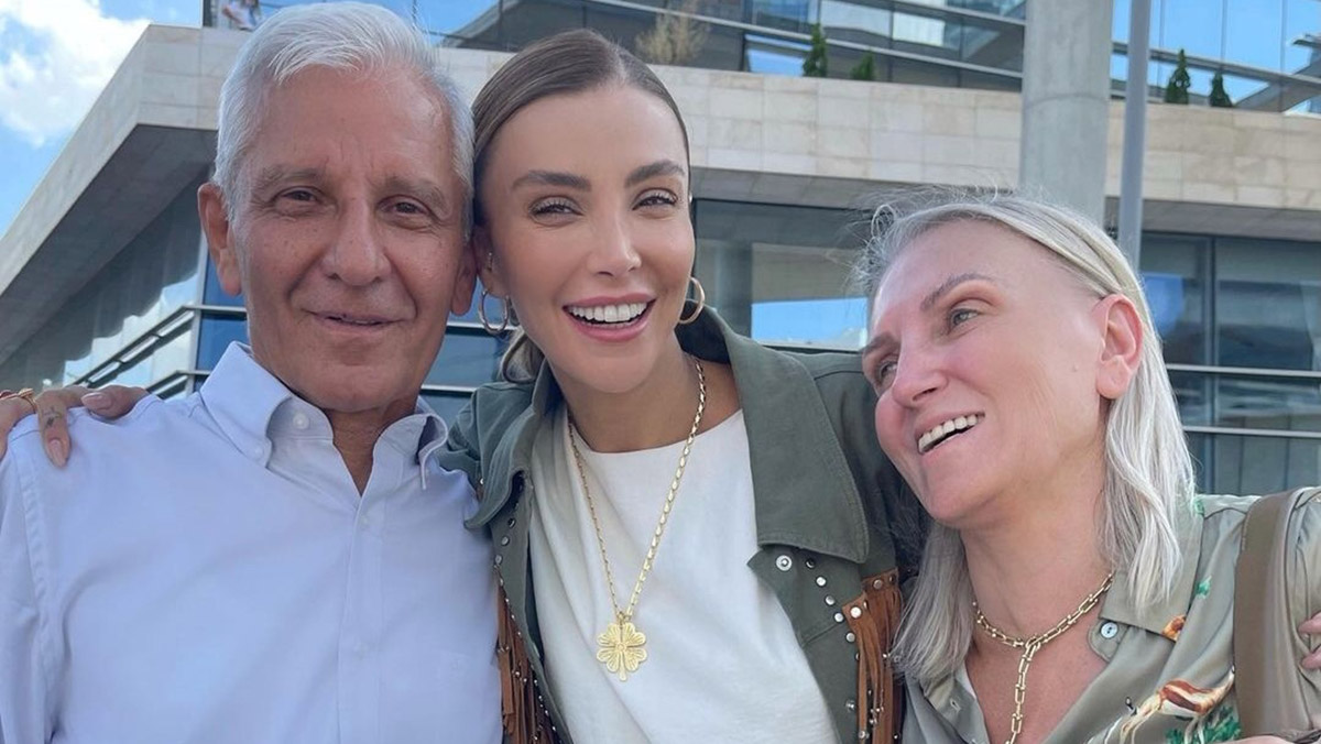 Özge Ulusoy'un babası için cenaze töreni