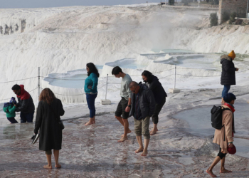 Pamukkale kış mevsiminde de turist çekiyor