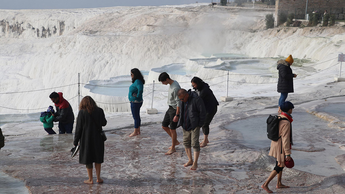 Pamukkale kış mevsiminde de turist çekiyor