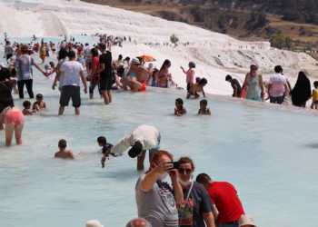 Pamukkale'de, 2 milyon ziyaretçi hedefi yakın