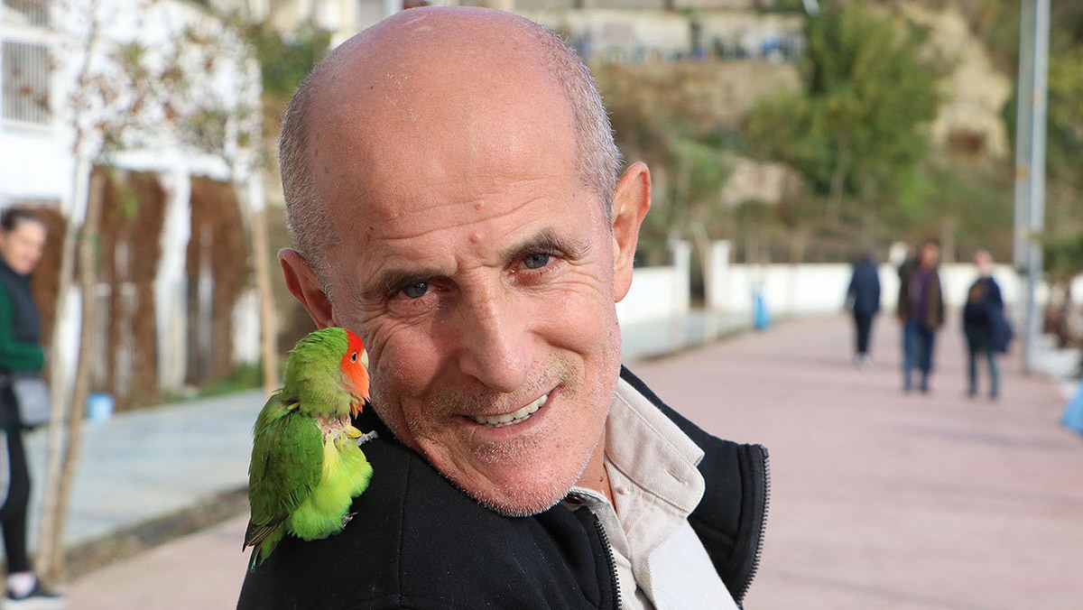 Papağanını omzunada gezdiriyor