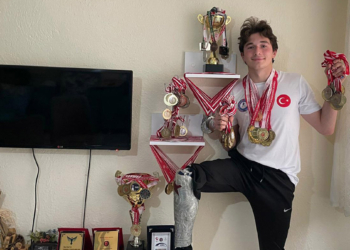 Paralimpik yüzme sporcusu Recep, engelleri aştı