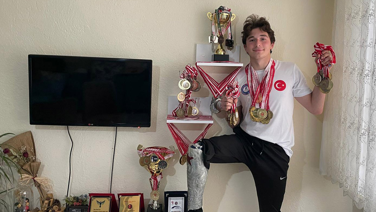 Paralimpik yüzme sporcusu Recep, engelleri aştı