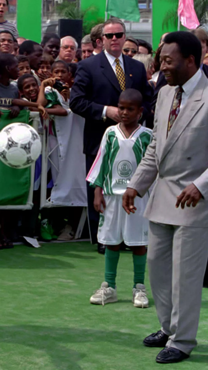 Uzun süredir kanser tedavisi gören dünya futbolunun efsanesi pele hayata gözlerini yumdu. Pele 82 yaşında hayatını kaybetti.