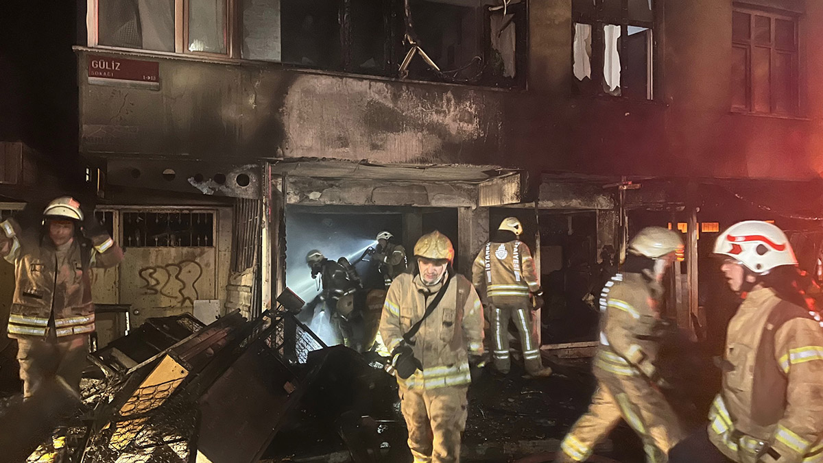 Pendik'te mobilya spotçusunda yangın