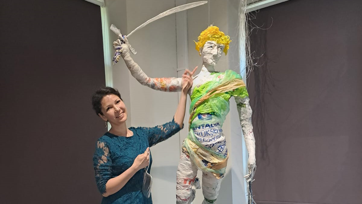 Plastik heykelleriyle geri dönüşüme dikkat çekiyor