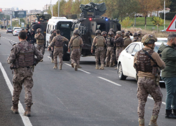 Polis uygulama noktasında silahlı kavga: 2 yaralı