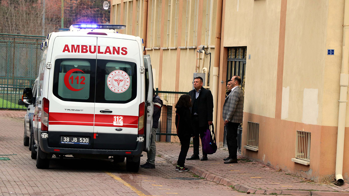 Puding yiyen 2 lise öğrencisi hastanelik oldu