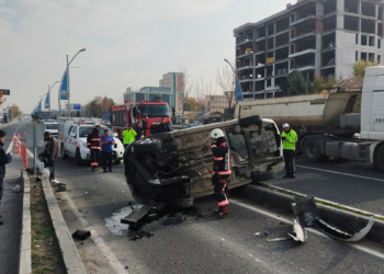 Refüje çarpıp devrilen araçta 2 kişi yaralandı