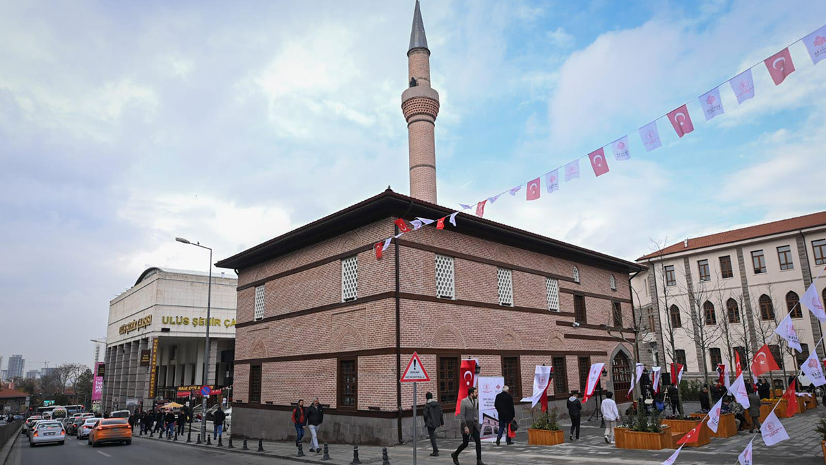 Restore edilen tarihi Zincirli Cami, ibadete açıldı