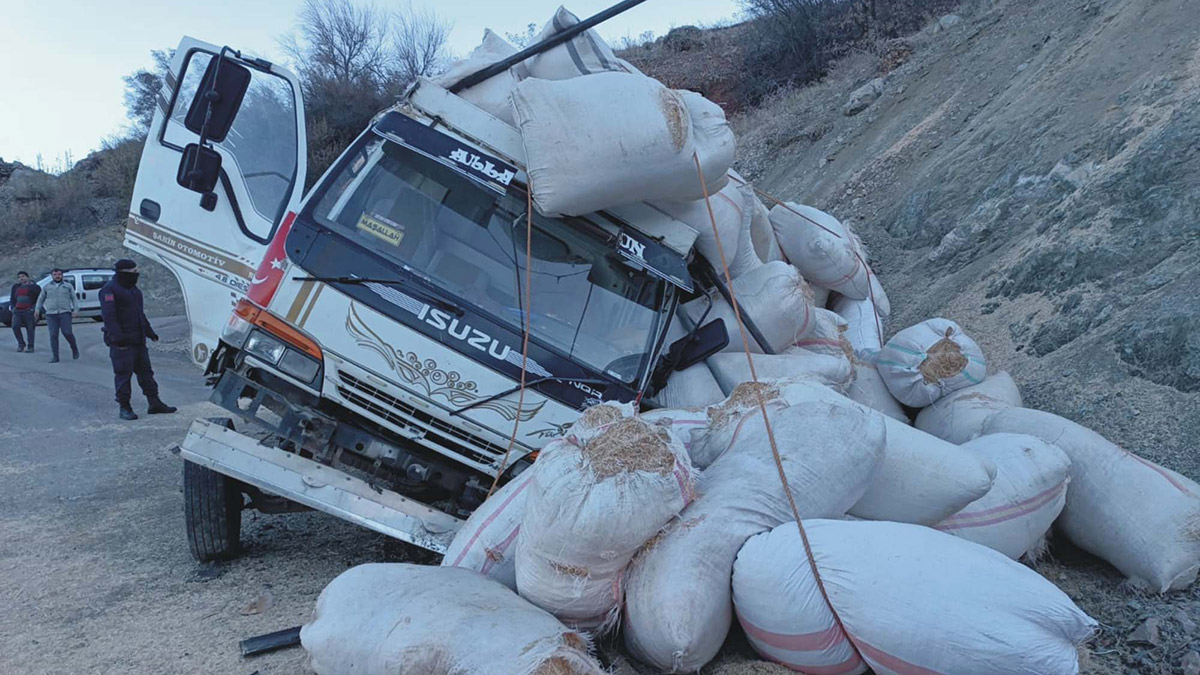 Saman yüklü kamyon devrildi; 1 ölü, 1 yaralı