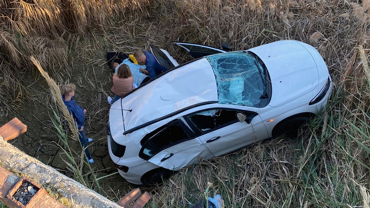 Şarampole devrilen otomobildeki 5 kişi yaralandı