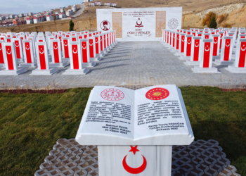 Şehit Öğretmenler Anıtı yeşeriyor