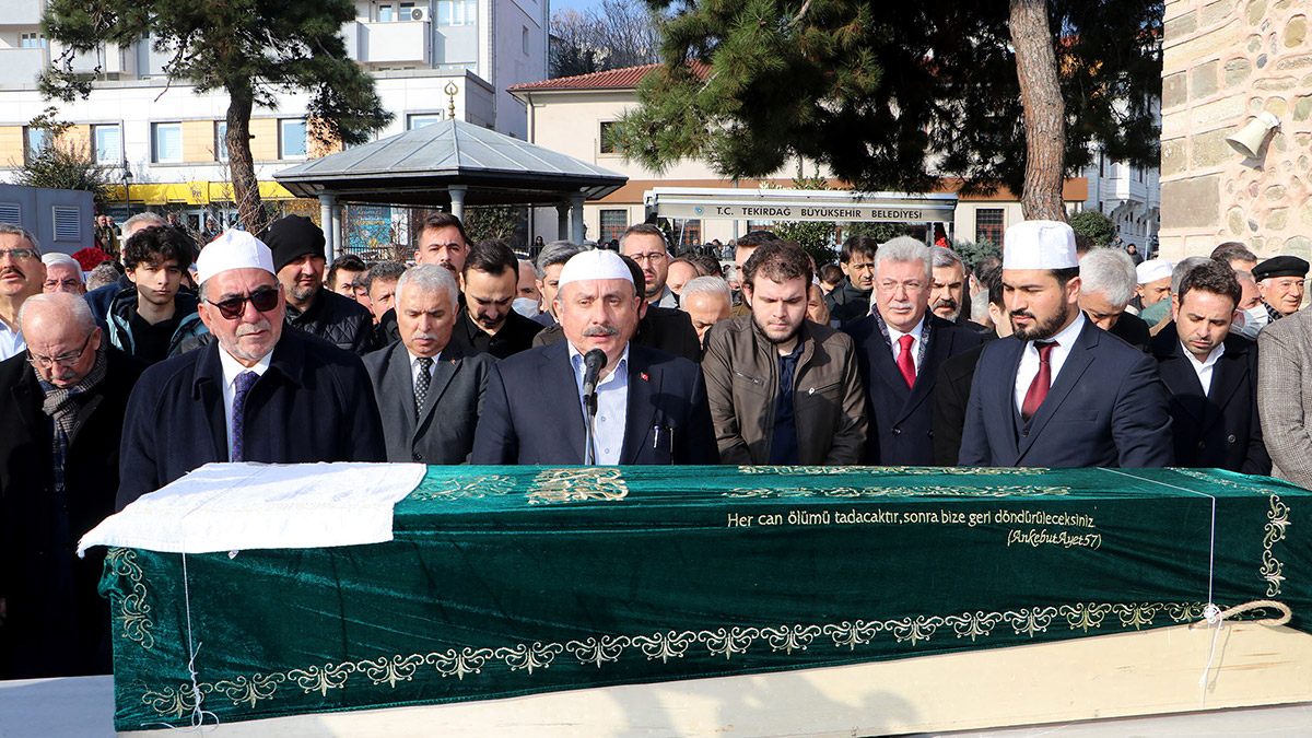 Şentop kuzeninin cenaze namazını kıldırdı