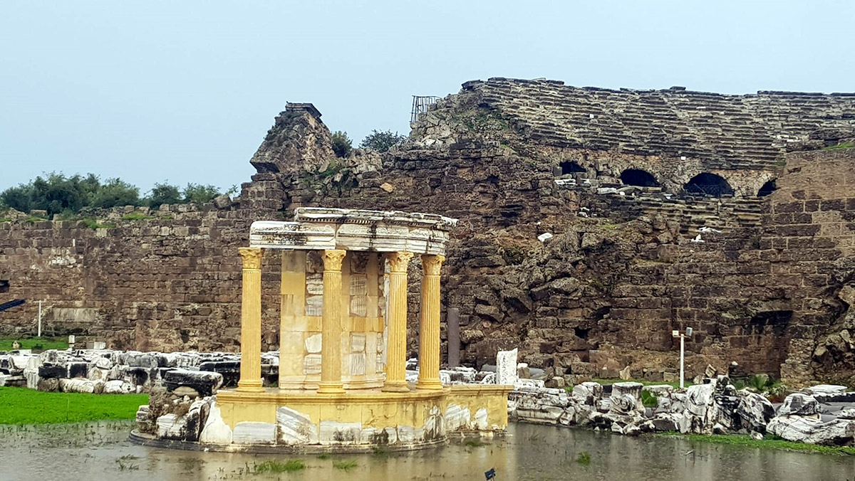Şiddetli yağışta Side Antik Kenti'ni su bastı