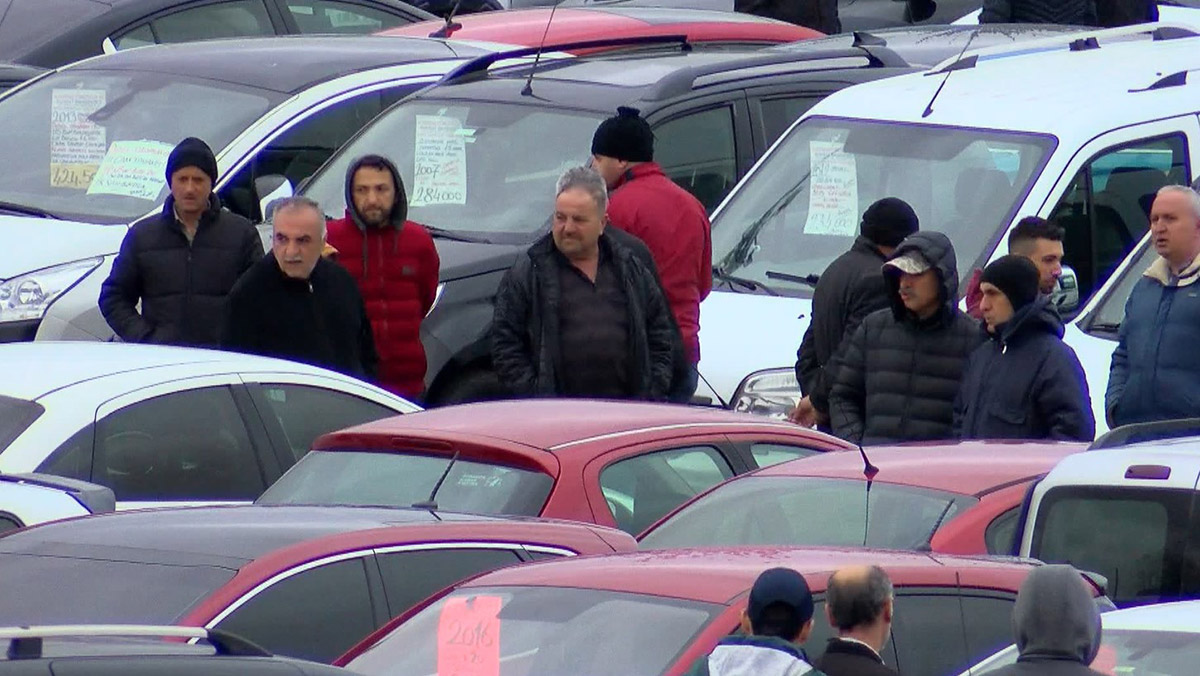 Sıfır araç bulamayanlar ikinci el araçlara yöneldi