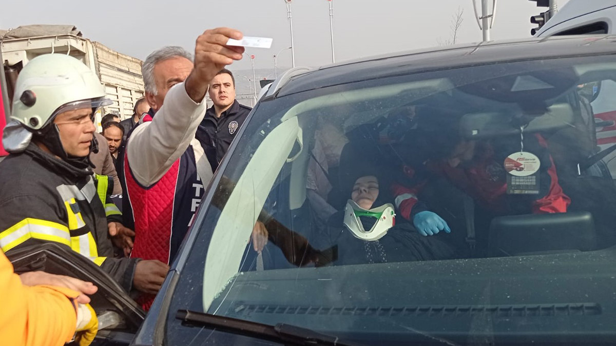 Siirt'te minibüs ile otomobil çarpıştı: 3 yaralı