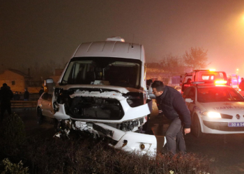 Sisli yolda minibüs ile otomobil çarpıştı: 10 yaralı