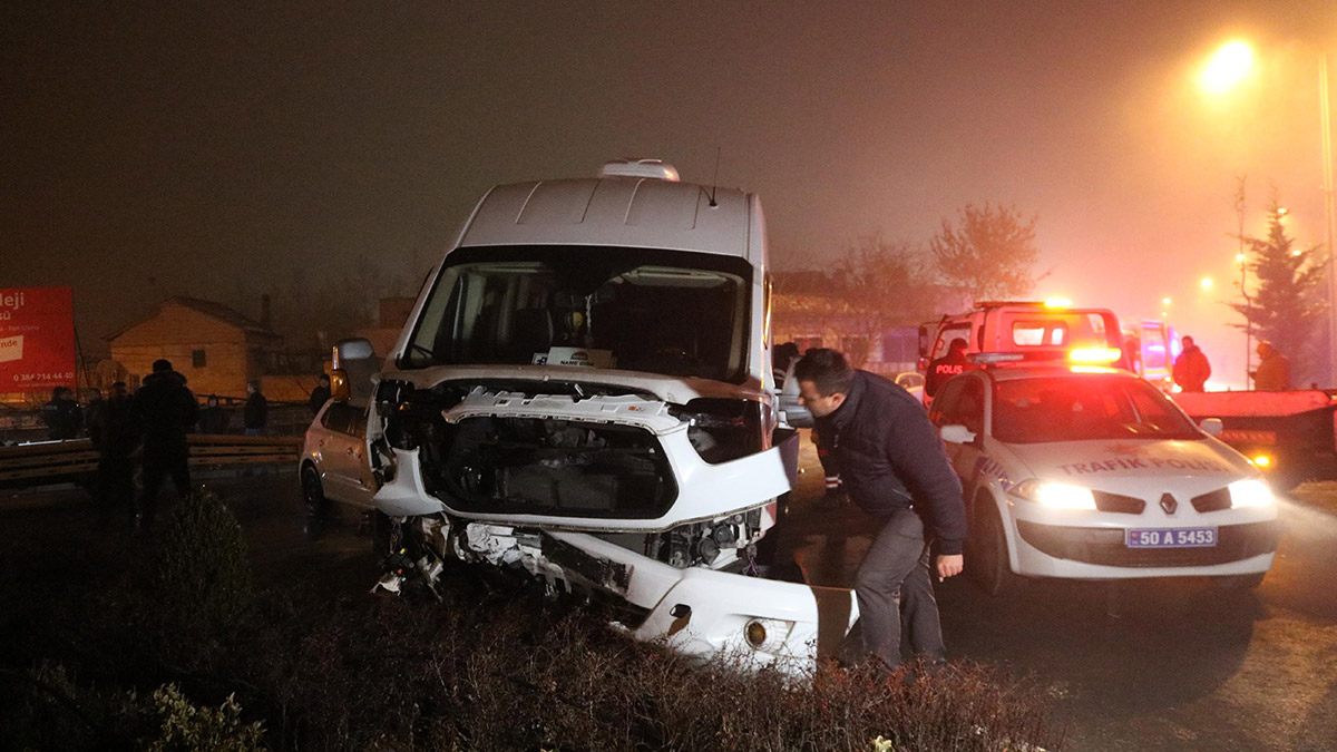Sisli yolda minibüs ile otomobil çarpıştı: 10 yaralı
