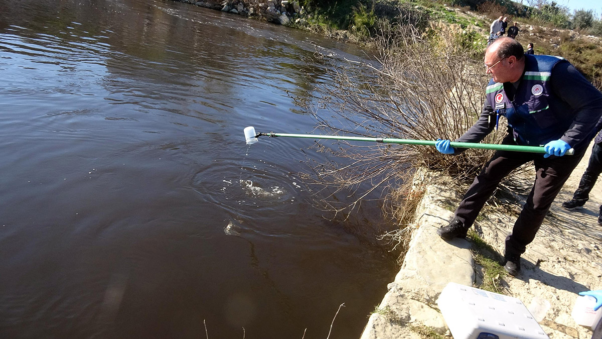 Siyaha bürünen Menderes Nehri inceleniyor