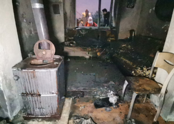 Sobaya dökülen benzin parlayınca yangın çıktı