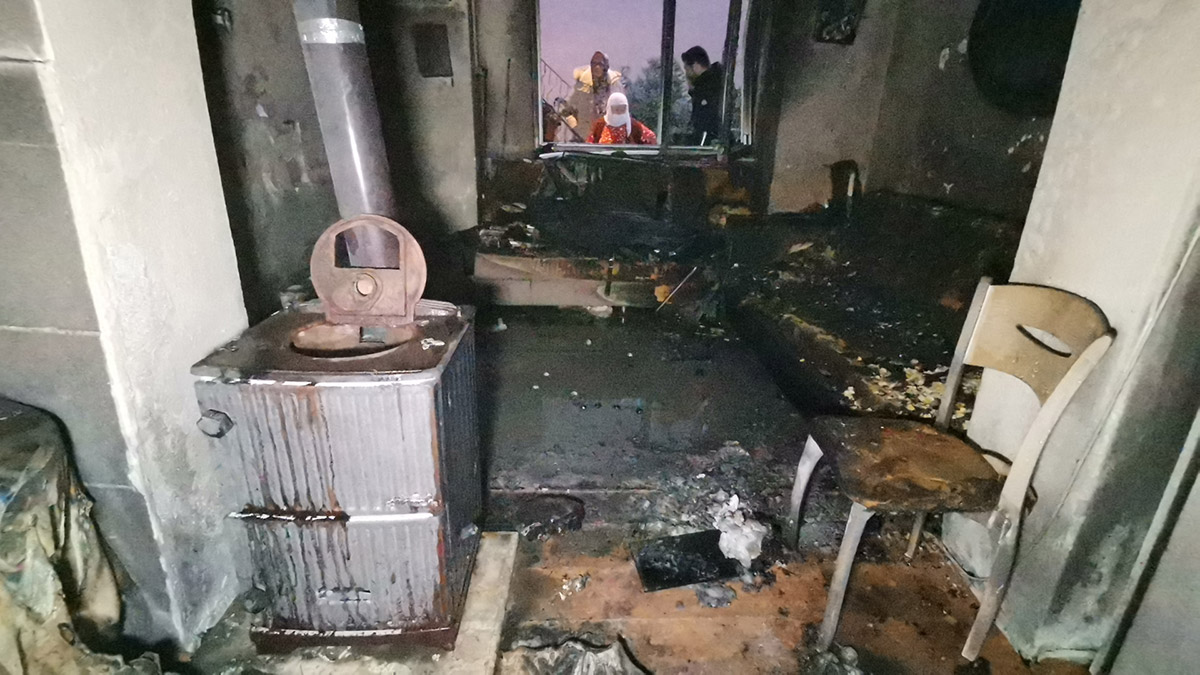 Sobaya dökülen benzin parlayınca yangın çıktı