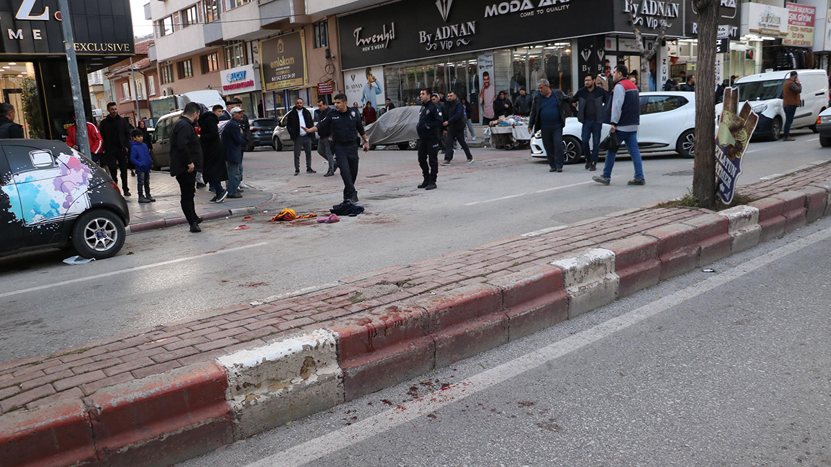 Sokakta boynundan bıçaklandı hastanede öldü