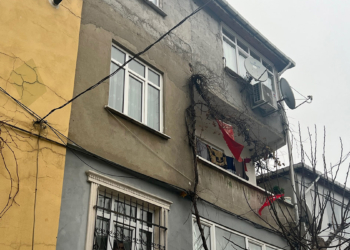 Sultanbeyli'de 2 çocuğuyla balkondan atladı