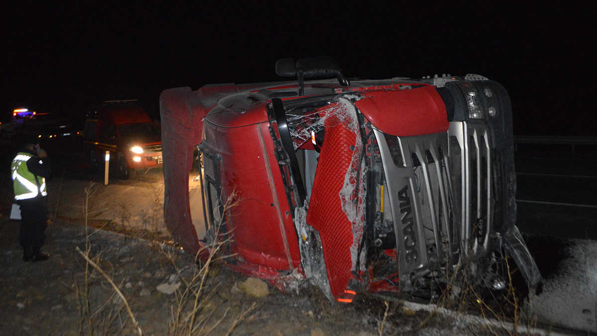 TIR ile çarpışan otomobilin sürücüsü öldü, 4 yaralı