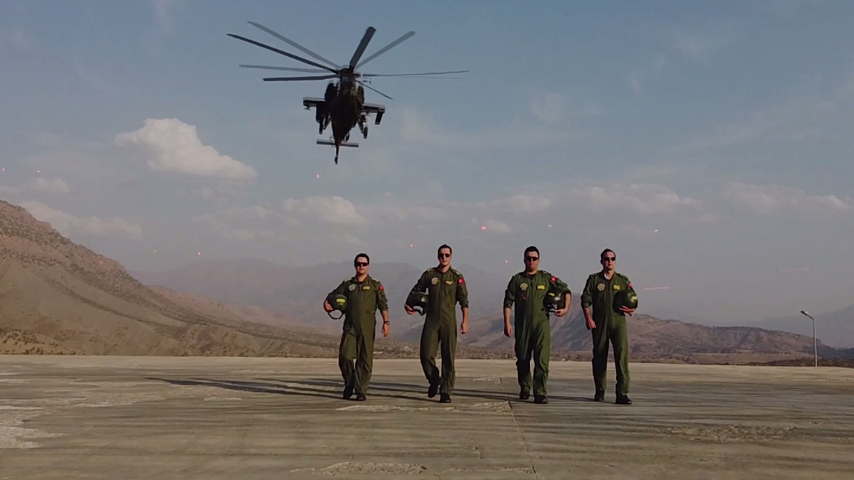 Taarruz Helikopter Filosu pilotlarını paylaştı