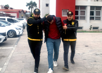 Takip ettiği kadının ağzını kapatıp çantasını çaldı