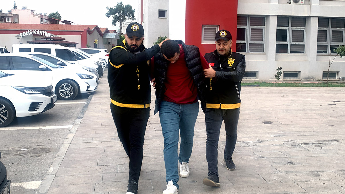 Takip ettiği kadının ağzını kapatıp çantasını çaldı