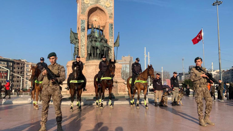 Taksim’de Atlı Polisler yılbaşı devriyesinde