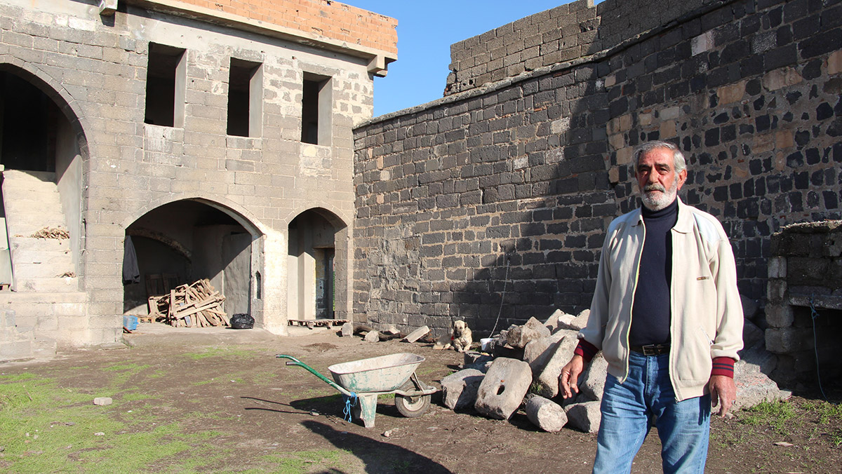 Tarihi evinin taşları çalınmasın diye nöbet tutuyor