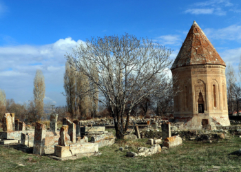 Tarihi yapının siluetini bozan o yurt yıkıldı