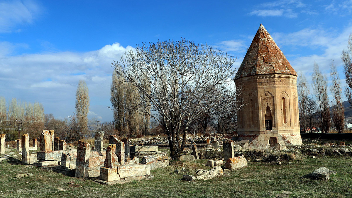 Tarihi yapının siluetini bozan o yurt yıkıldı