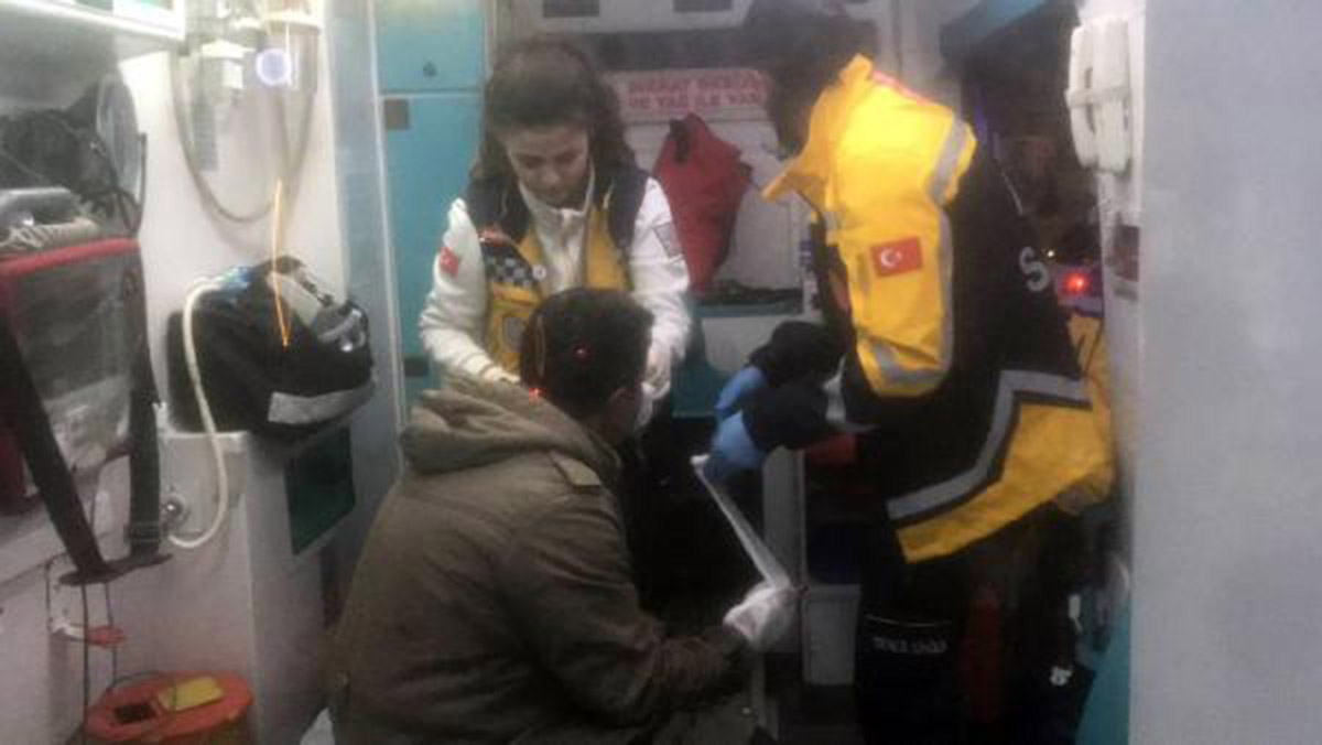 Mesai arkadaşının kulağını kesen zanlı serbest