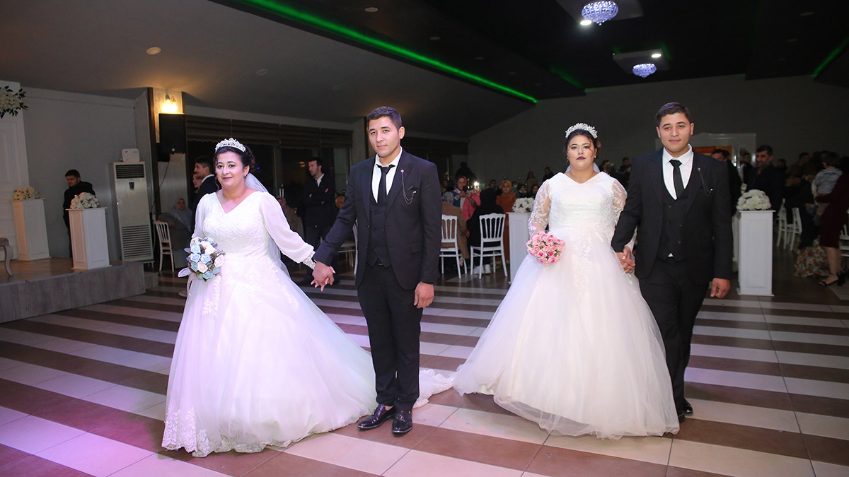 Tek yumurta ikizleri iki kız kardeşle evlendi